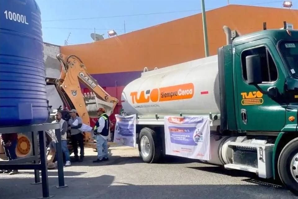 Ante el desabasto por fallas en un pozo profundo, el Gobierno de Tlajomulco tiene que surgir agua en pipas al Fraccionamiento Valle de los Encinos.