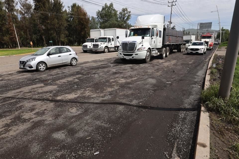 Pese a que el Ayuntamiento trabaja para mejorar la Avenida Adolf Horn, los baches y las obras dificultan el tránsito.