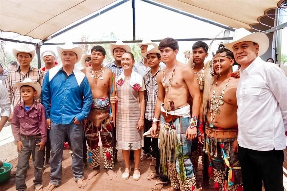 Habitantes de los pueblos yaquis con la Presidenta Sheinbaum y el Gobernador Durazo, quienes entregaron un hospital rural con servicio de especialidades y cirugías.