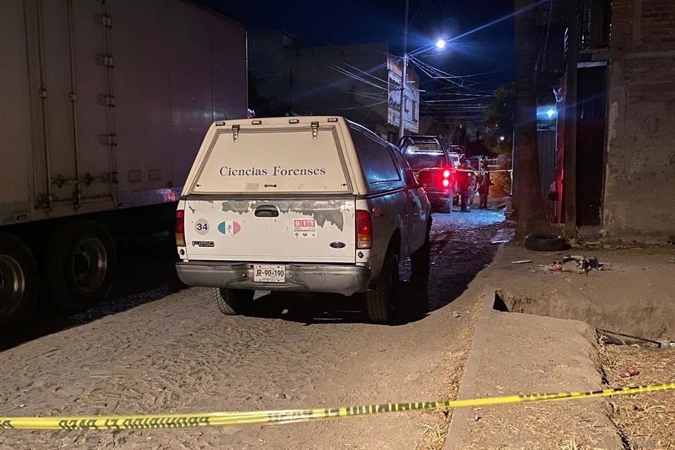 El cadáver fue recogido por peritos del Instituto Jalisciense de Ciencias Forenses, quienes lo llevaron a la sede del Fraccionamiento Revolución.