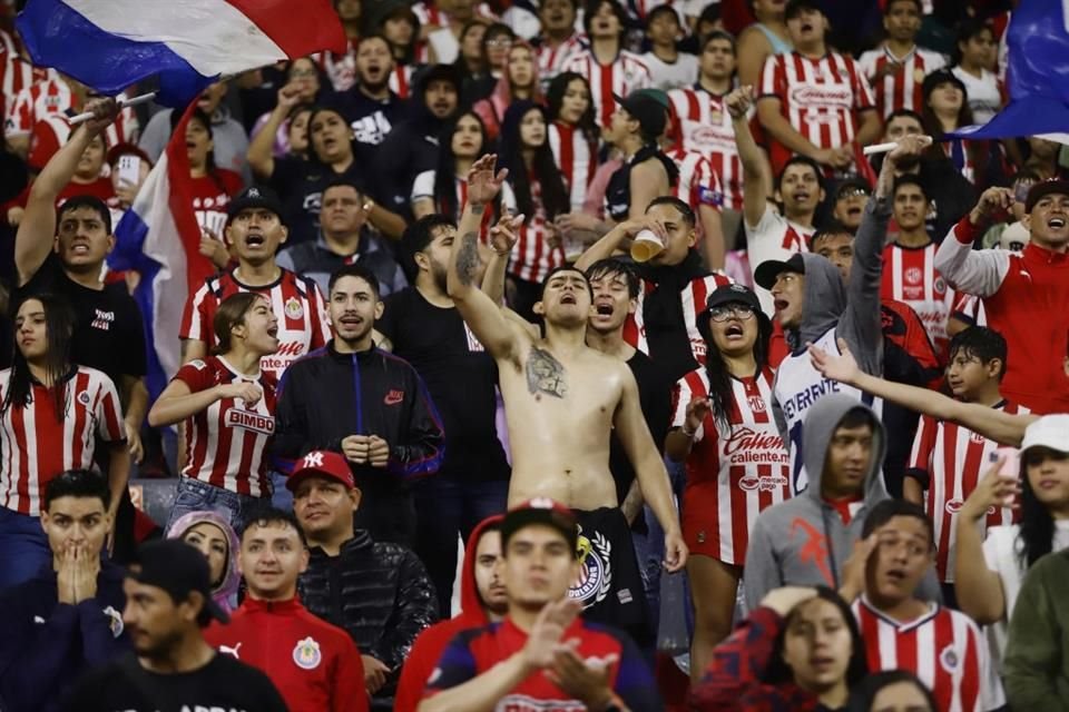 La afición chivahermana festejó el sabor de la victoria y el invicto con mira al Apertura 2025.