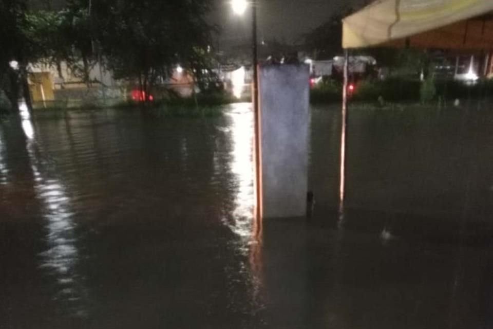 Canal desbordado sobre la Avenida de los Altos, en el Fraccionamiento Villas de la Hacienda de Tlajomulco.