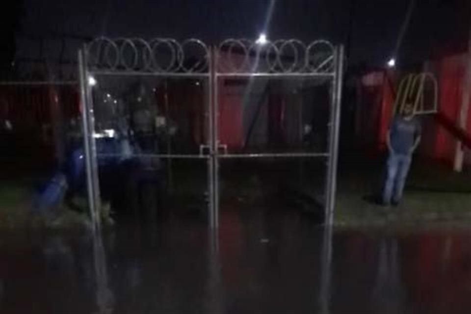Canal desbordado sobre la Avenida de los Altos, en el Fraccionamiento Villas de la Hacienda de Tlajomulco.