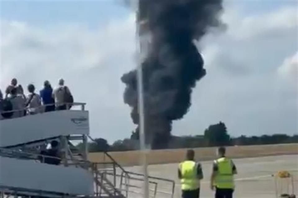 Un avión de pasajeros se estrelló después del despegue en el Aeropuerto de Southend en Londres, según reportes en redes.