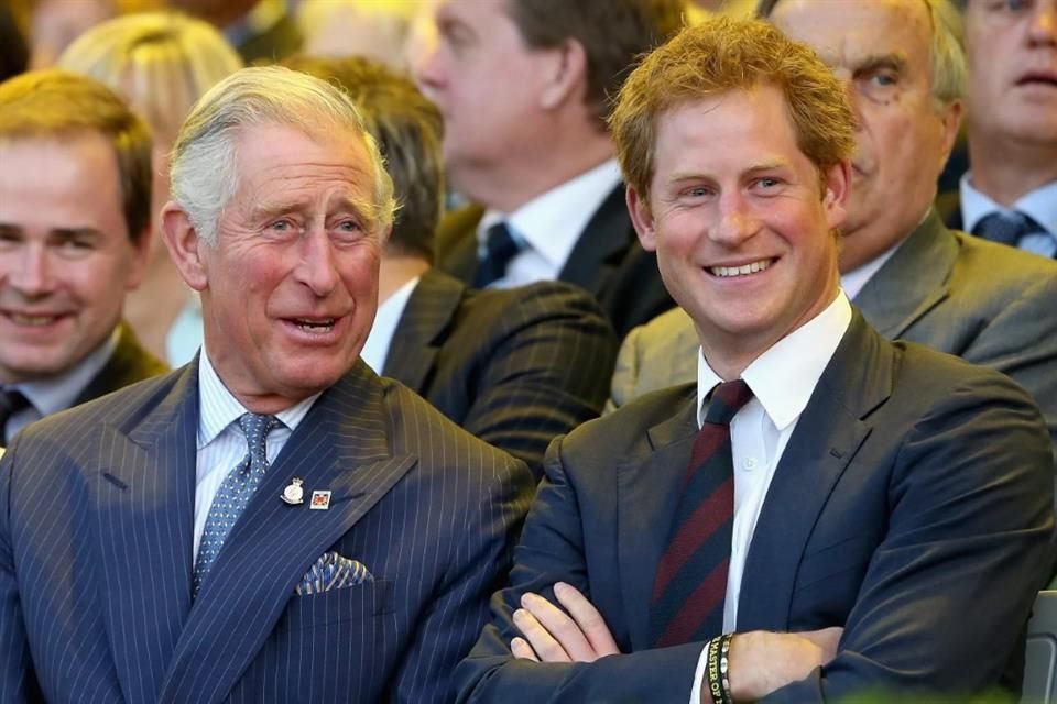 Fuentes cercanas a la realeza de Inglaterra aseguran que este primer paso se cristalizó hace unos días, cuando los asesores principales del Rey y el Príncipe celebraron una 'cumbre de paz secreta'.