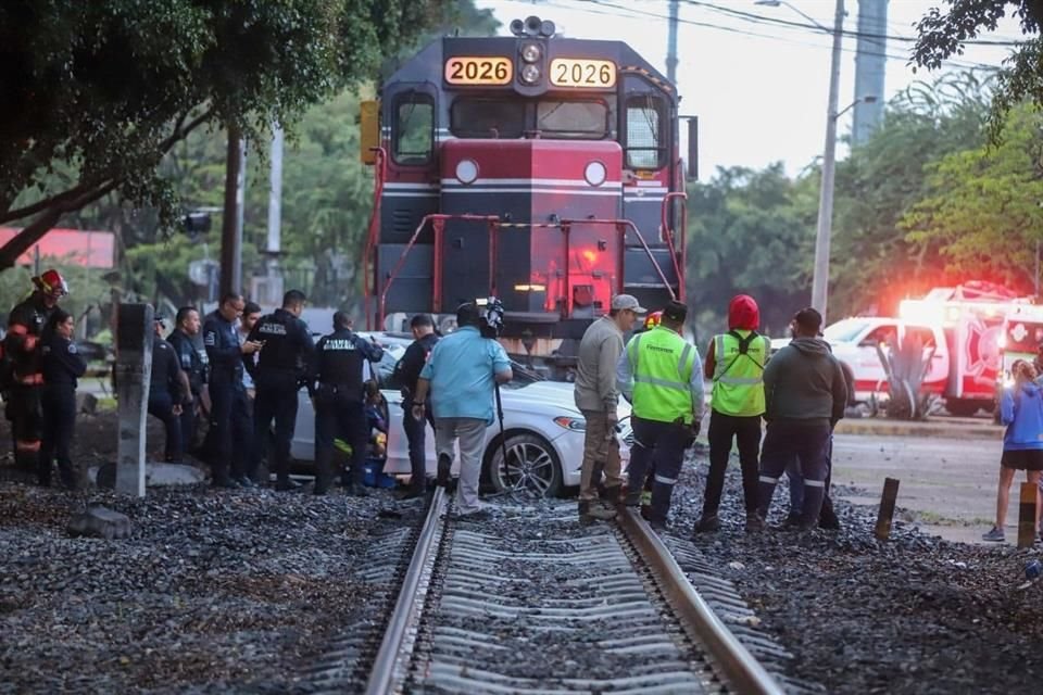 Los choca ferrocarril y quedan heridos.