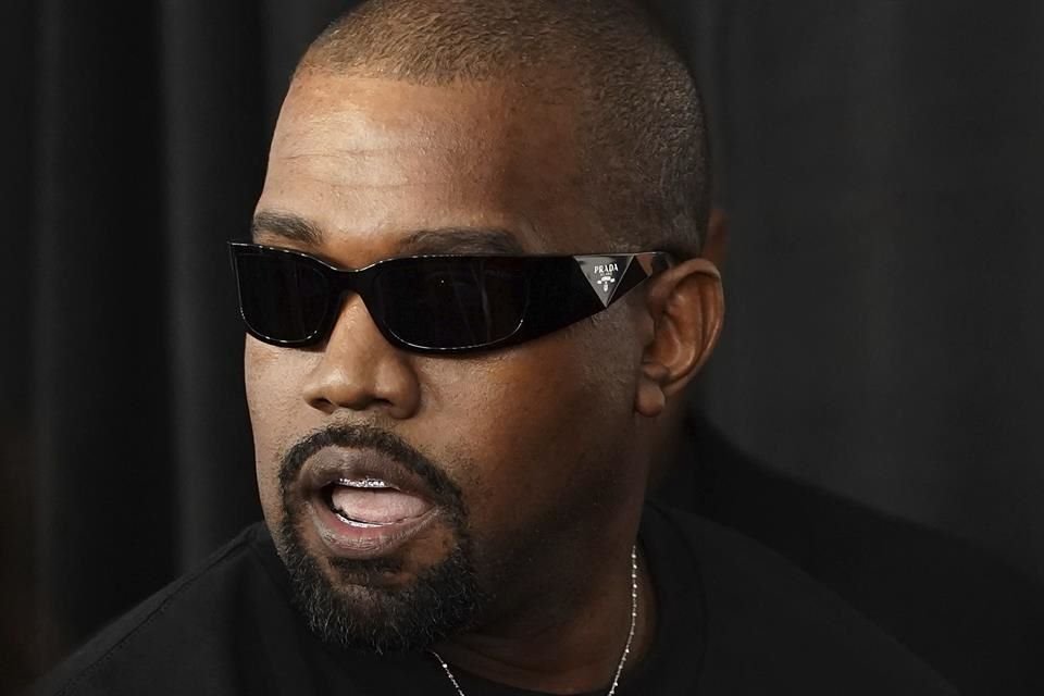 Kanye West fue duramente criticado por sus fans chinos luego de ofrecer un concierto desastroso en Shanghái, al grado que le exigen un reembolso.