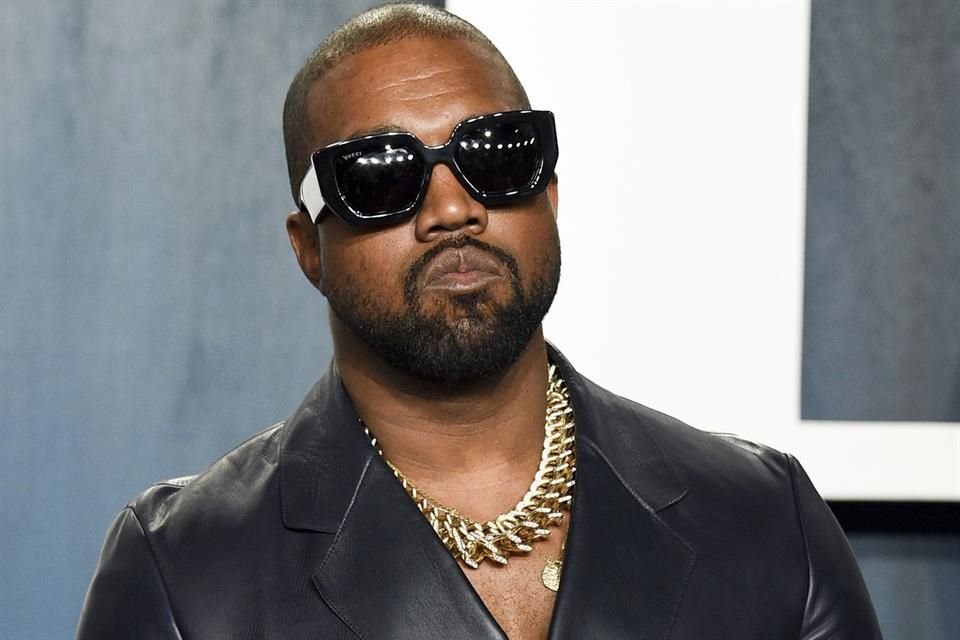 En redes sociales otros asistentes compartieron que West tuvo problemas con el DJ, lo que le hizo saltar y reiniciar varias de sus canciones.
