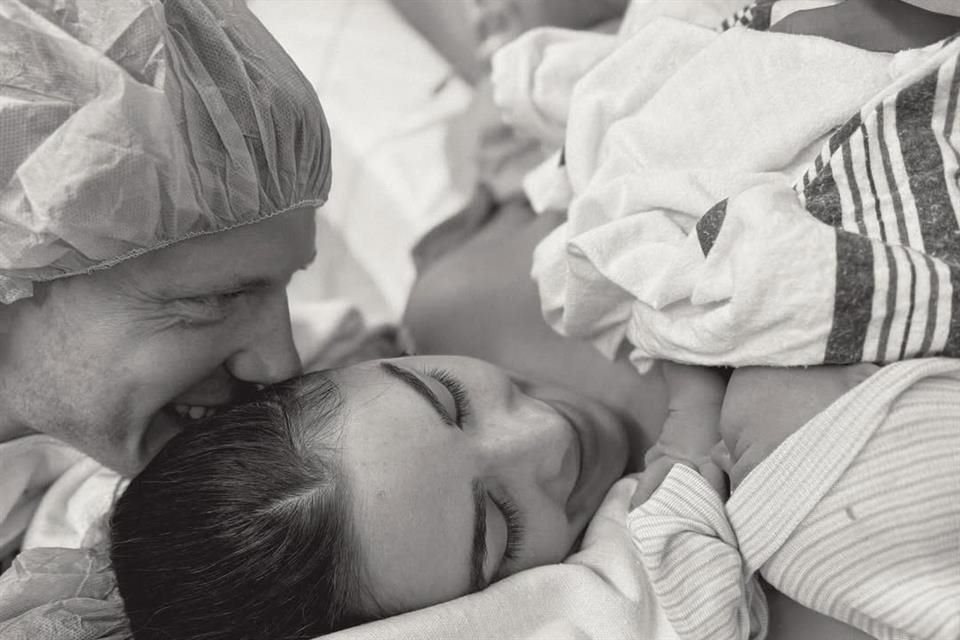 Sin ofrecer más detalles del nacimiento, junto a las imágenes la pareja reveló el nombre de su hija: Colette Annalise McCaffrey.