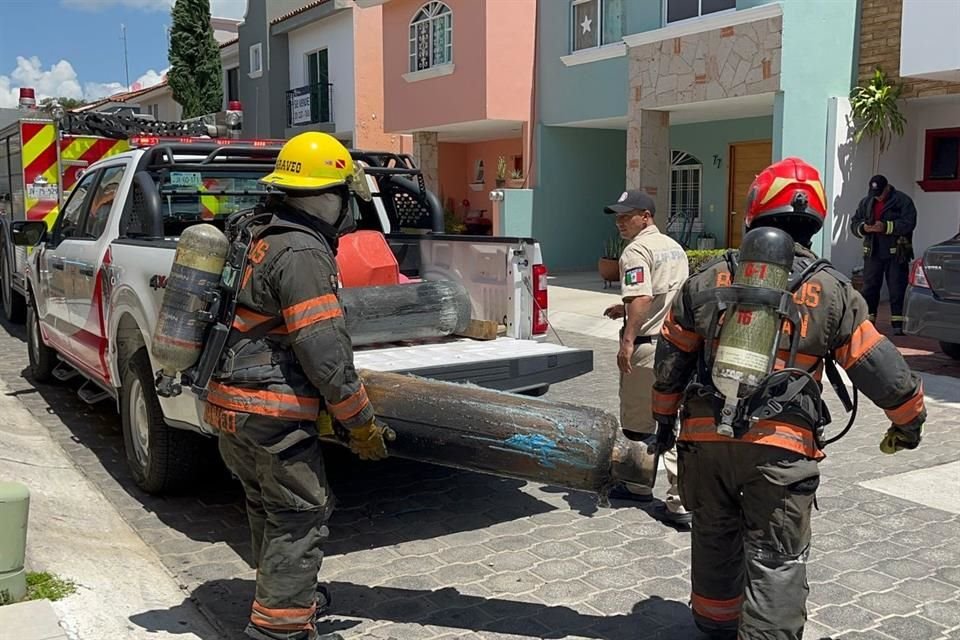 En el patio se quemaban láminas de fibra de vidrio, así como dos cilindros de 30 kilogramos de gas L.P., los cuales ya presentaban una fuga.