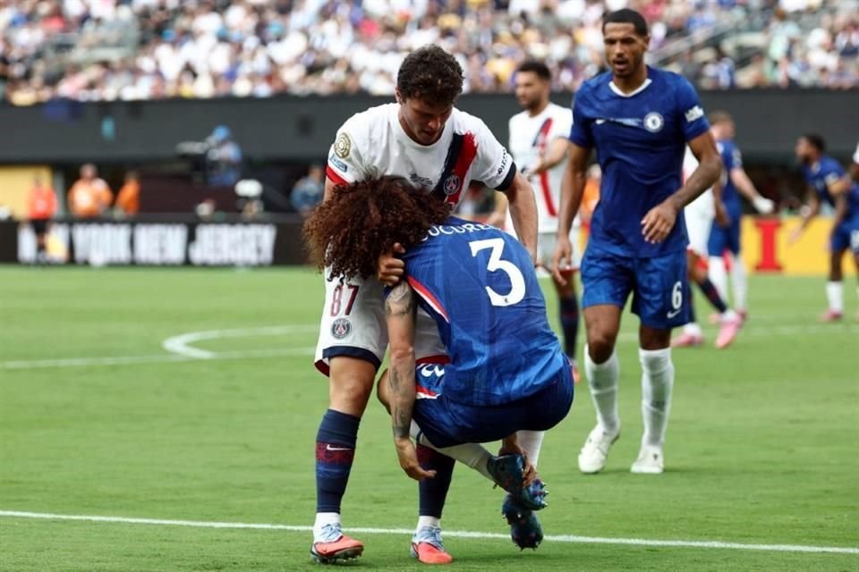 Antes de la expulsión, Joao Neves y Marc Cucurella comenzaron a buscarse en esta jugada.