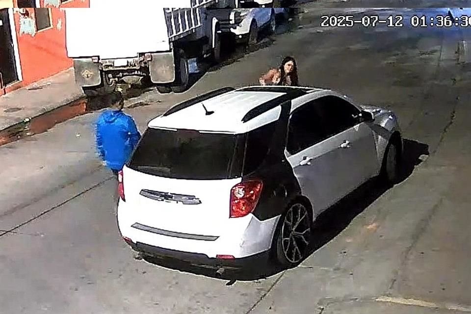 La víctima, identificada como Carla, murió al instante, mientras que el responsable huyó en el mismo vehículo.