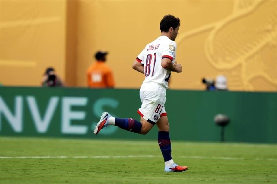 Al ver la roja, Joao Neves corrió al vestidor, en una muestra de aceptar su error.