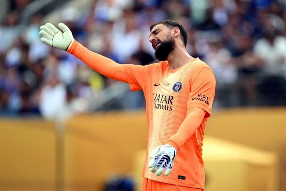 Gianluigi Donnarumma se la pasó reclamándole a sus defensores las libertades que mostraron ante los ingleses.