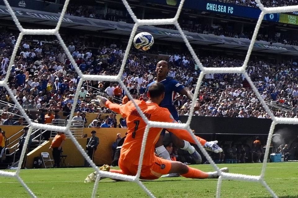 Joao Pedro demostró su clase, al definir de esta manera para el 3-0.
