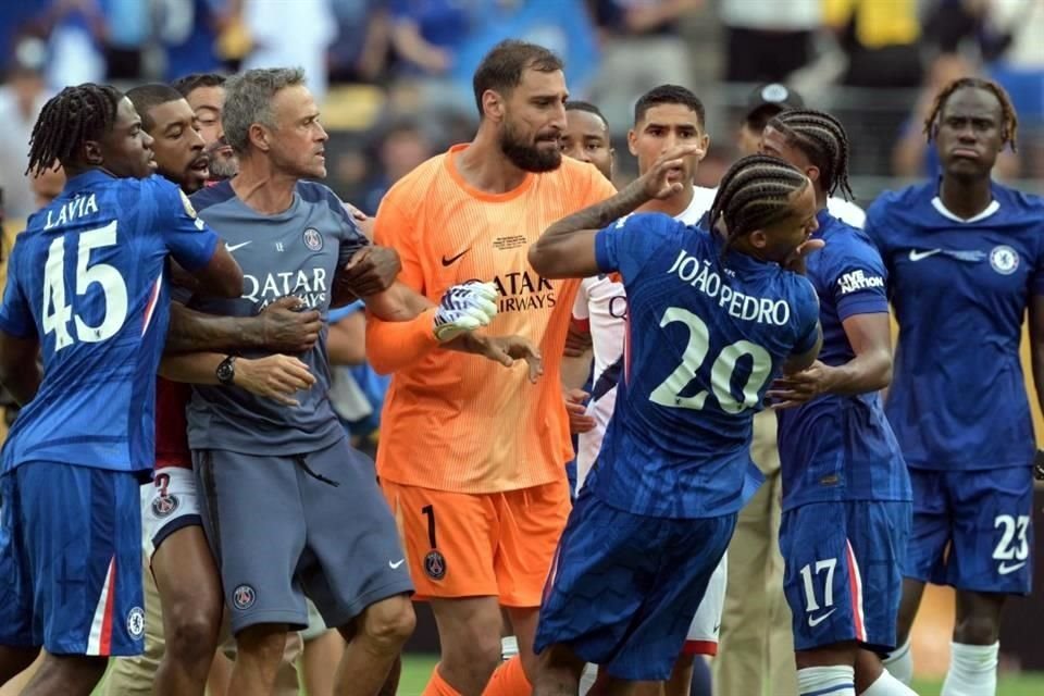 Jugadores parisinos y el DT fueron a buscar a Joao Pedro, quien fue el autor del tercer tanto.