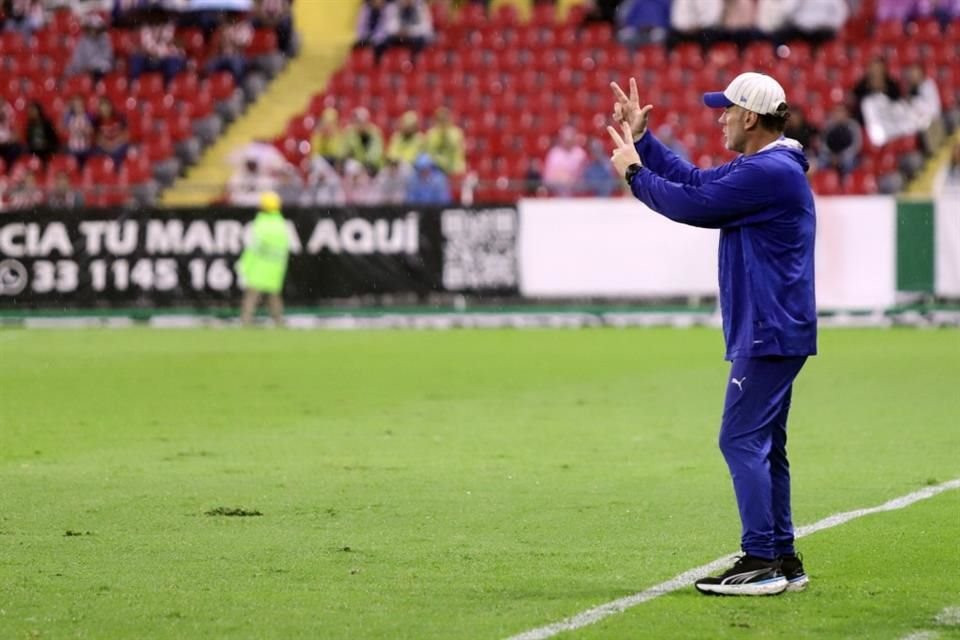 Gabriel Milito durante el juego amistoso entre Leones Negros y Chivas.
