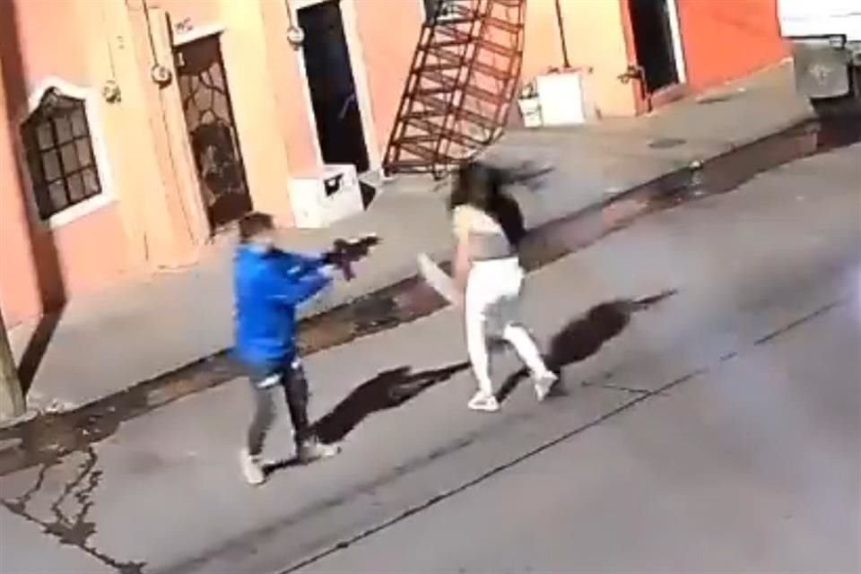 La grabación sitúa el ataque a las 1:36 horas afuera de la vivienda de la víctima, en la Calle Hacienda de Cedros, cerca de Hacienda de los Pozos.
