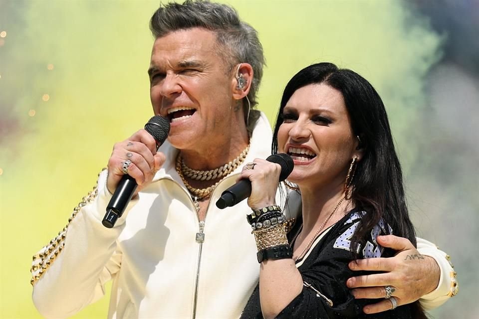 Antes del inicio del partido, Robbie Williams y Laura Pausini interpretaron el himno oficial de la FIFA, 'Desire'.