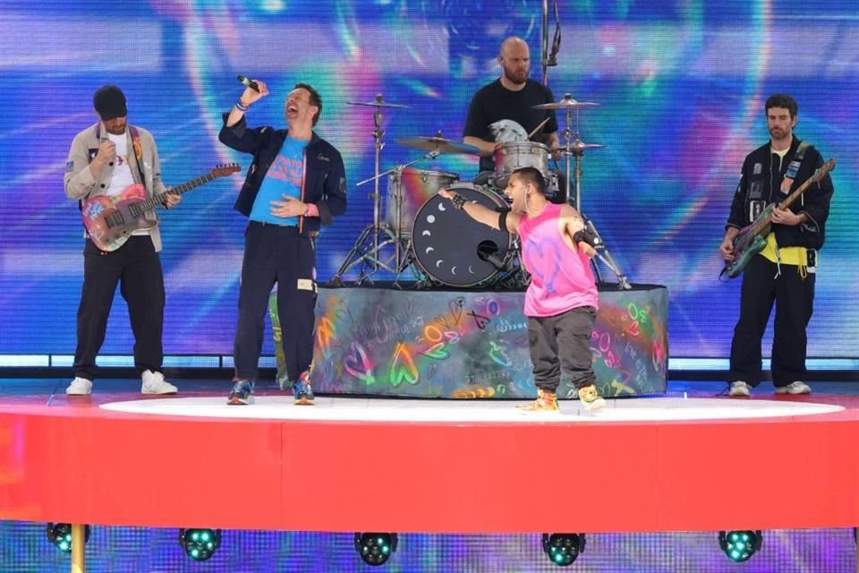 Coldplay se unió a Emmanuel Kelly para una electrizante rendición de 'A Sky Full of Stars'.