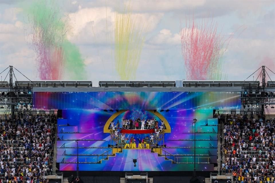 Instalar el escenario en las gradas del MetLife Stadium de East Rutherford, Nueva Jersey, permitió a la producción evitar dañar el césped recién plantado del campo.