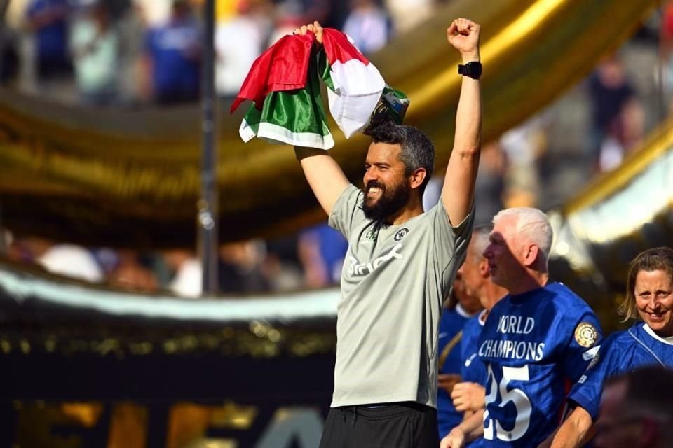 Bernardo Cueva festejó con la bandera mexicana tras el título del Chelsea en el Mundial de Clubes.