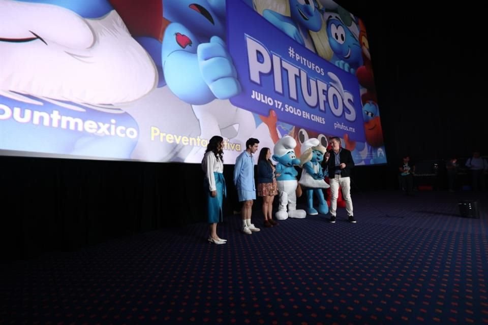 Botargas de Pitufina y Papá Pitufo acompañaron a los actores durante la presentación.