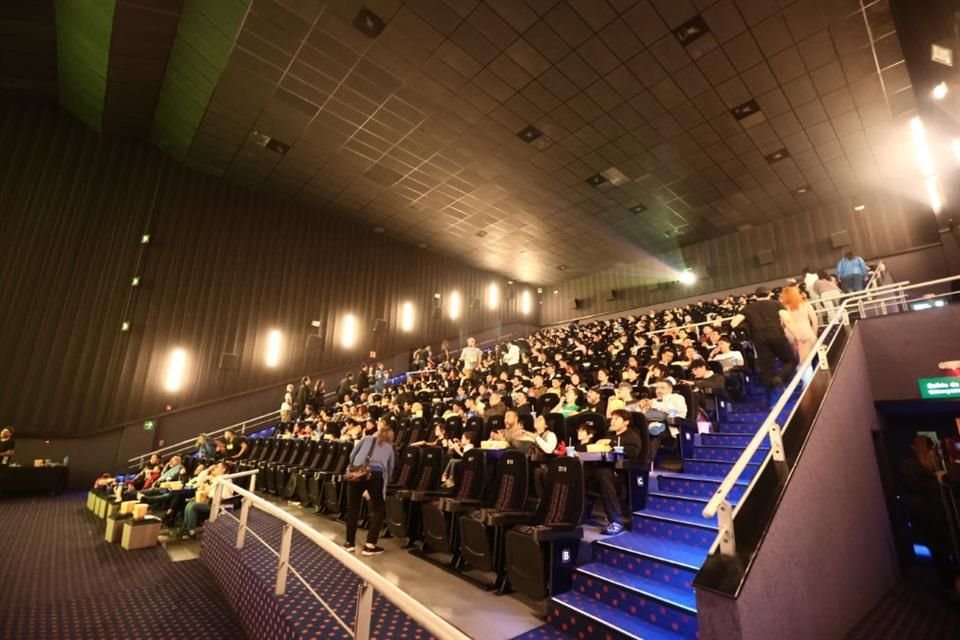 La función reunió a parte del elenco de doblaje, familiares y pequeños fans de los pitufos.