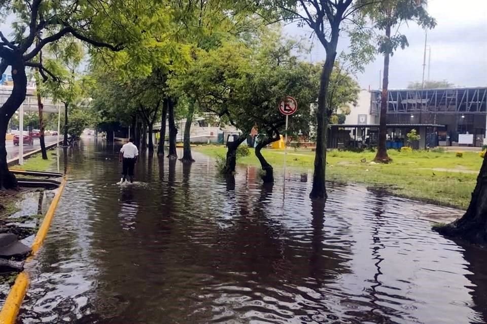 Fue cerrada la lateral de López Mateos, a la altura de Las Águilas.