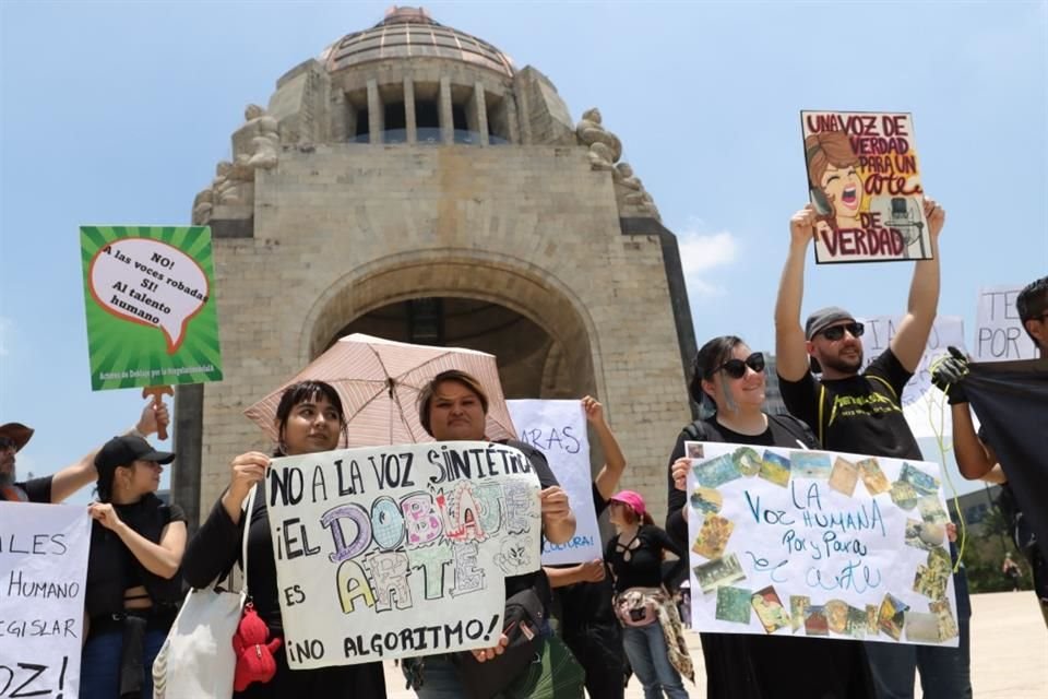 Seguidores también asistieron a la protesta para mostrar su apoyo y pedir autógrafos a sus ídolos del doblaje.