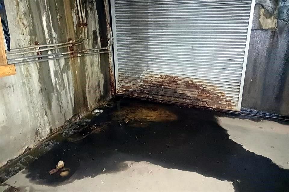 Usuarios del Mercado Corona denuncian problemas de agua estancada y moho en las paredes del estacionamiento.