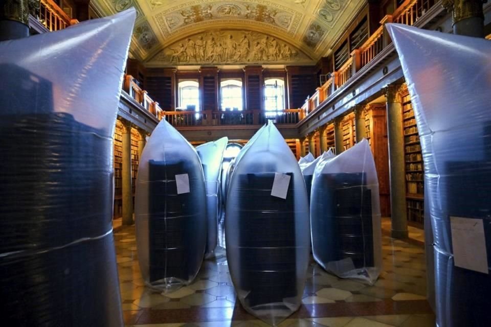 Para eliminar los gorgojos, las cajas de libros se están colocando en grandes bolsas de plástico herméticamente selladas de las que se elimina todo el oxígeno.