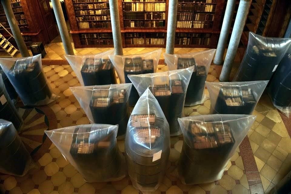 Después de seis semanas en el ambiente de nitrógeno puro, la abadía espera que todos los gorgojos sean eliminados de las cajas de libros selladas.