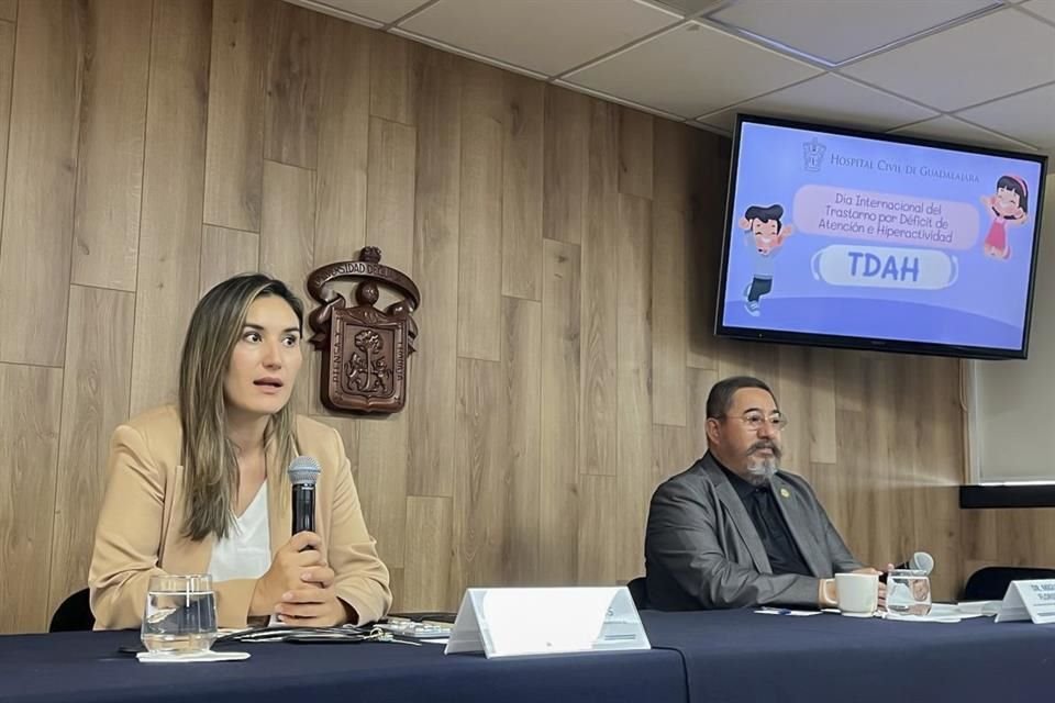 Los académicos Rosa Elizabeth Márquez Palacios y Miguel Ángel Flores Tinajero.
