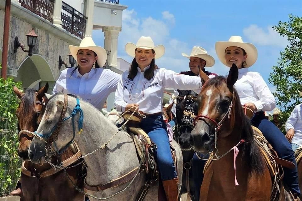 Las legisladoras durante una cabalgata realizada en Playa del Carmen.