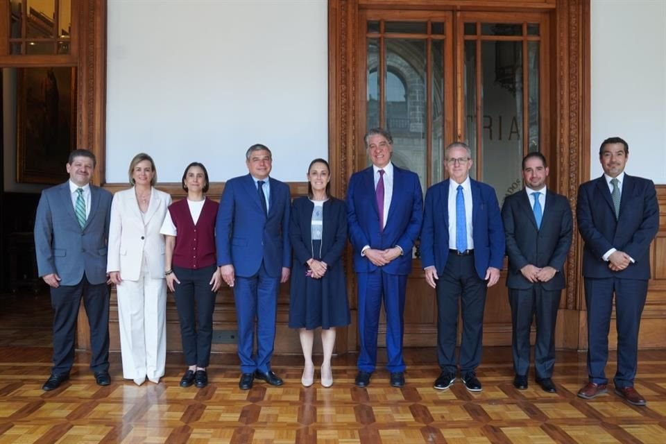 Sheinbaum recibió en Palacio Nacional a Lorenzo Simonelli, presidente y director ejecutivo de Baker Hughes, empresa vinculada a 'casa gris'.