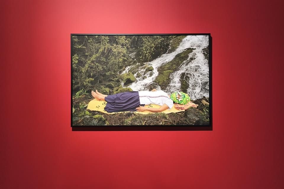 Montaje de la obra de Octavio Aguilar Tajeew Its Kontoy, en Rencontres de la Photographie, un encuentro fotográfico en Arles, Francia.