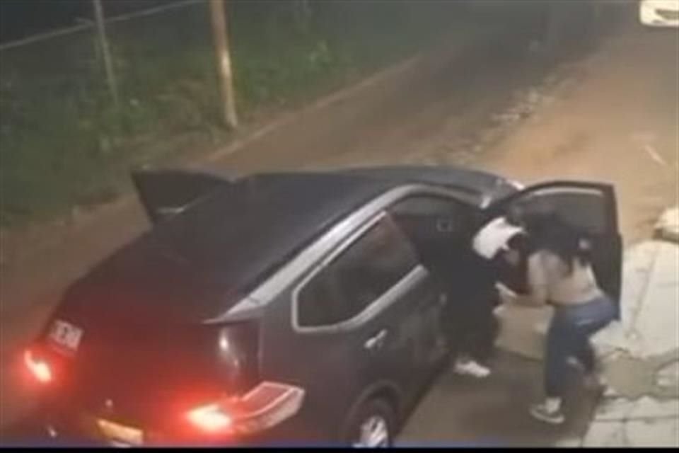 Dos hombres y una mujer fueron captados en video cuando robaron a mano armada una camioneta en Santa Cruz del Valle, en Tlajomulco.