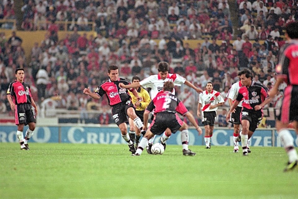 W edycji z 2000 roku Atlas zmierzył się z River Plate.