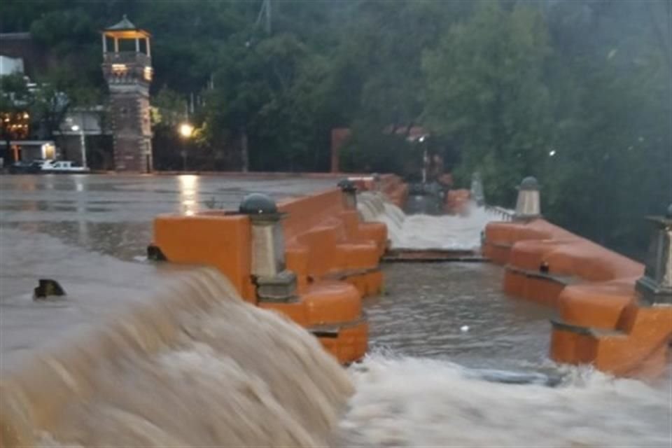 Inundación en el centro de Guanajuato tras desborde de presas.
