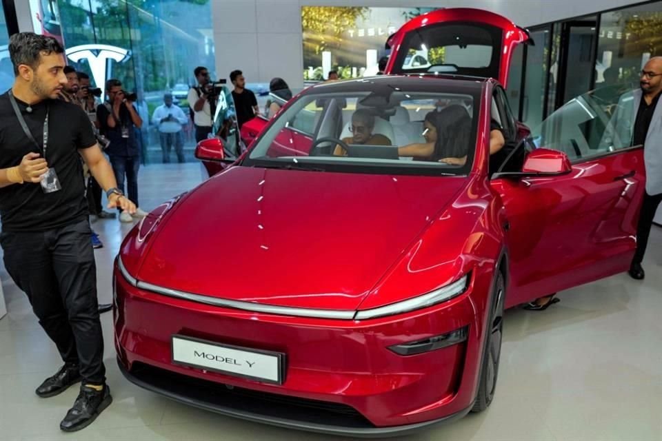 Tesla ha hecho su esperado debut en India, donde ha inaugurado una nueva sala de exposición.