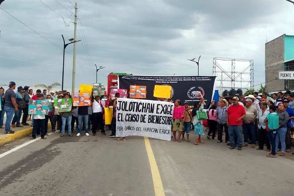 Los inconformes exigen el censo de Bienestar, entrega de apoyos y reparación de caminos.