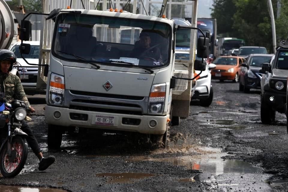 Avenida Adolf B. Horn ha sufrido severos daños con las lluvias.