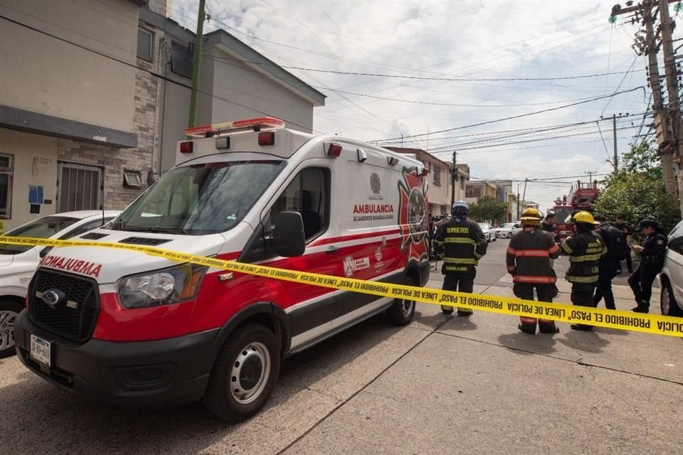 Padre e hijo resultan lesionados tras una explosión de gas en su casa, en la Colonia Guadalupana, en Guadalajara.