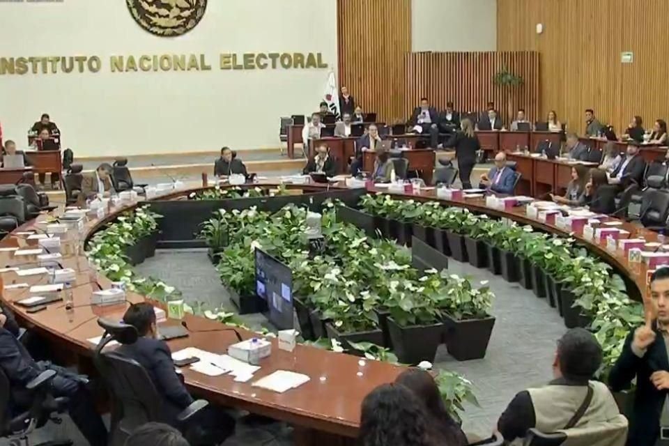 El Consejo General del INE aprobó transitar a la credencial de elector digital, analizar el voto electrónico y crear otras aplicaciones y sistemas que involucran al Padrón Electoral.