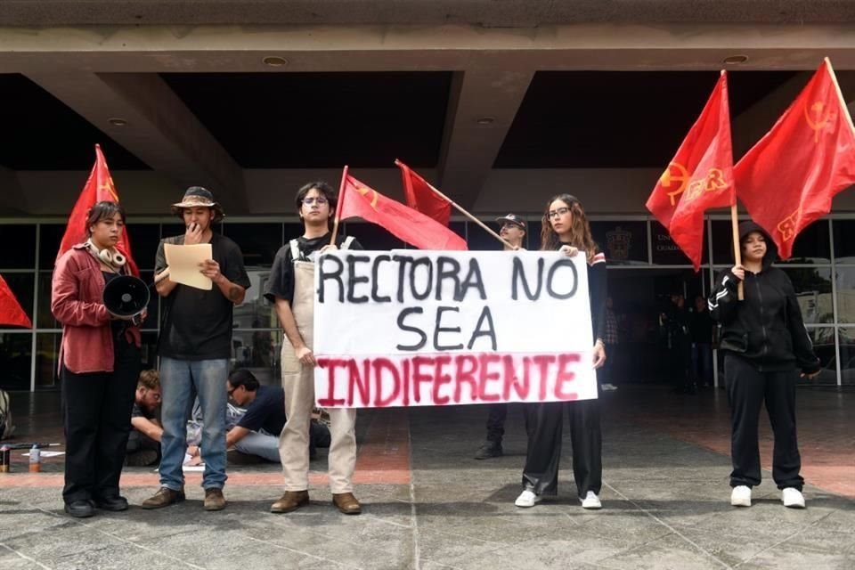 La concentración de este martes ocurrió a las afueras de la Rectoría General, sobre Avenida Juárez.