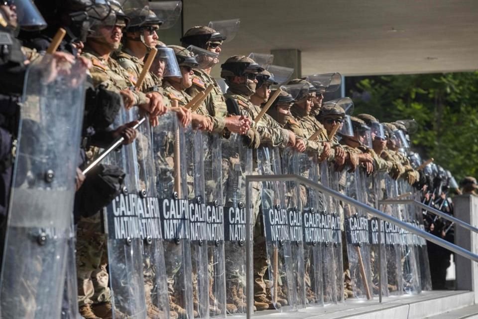 Agentes de la Guardia Nacional resguardan un edificio federal en Los Ángeles, el 10 de junio del 2025.