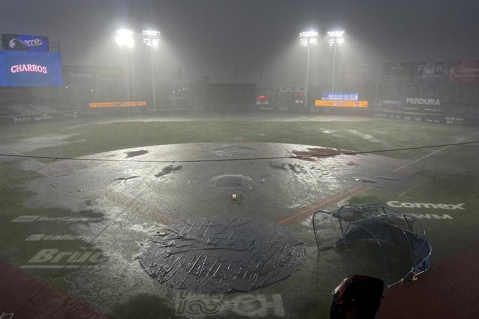 Mientras tanto en Guadalajara, se inundó el Estadio Panamericano debido a la lluvia.