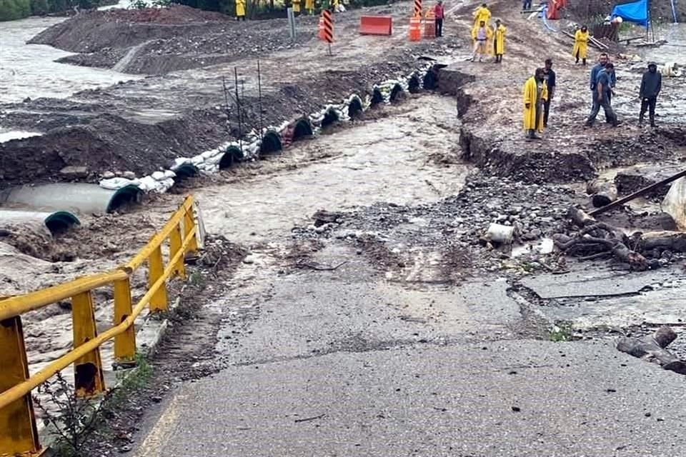 El puente original que conecta a Mochitlán con la comunidad de Zacatzonapa, en Tixtla se derrumbó a causa de las lluvias, por lo que tanto autoridades construyeron uno provisional.