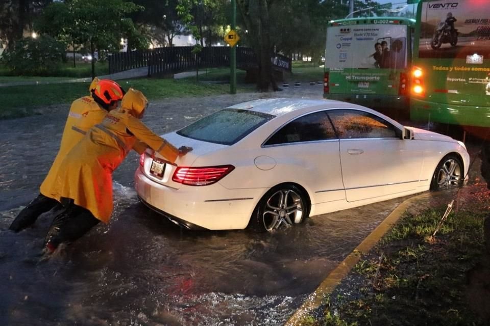 Avenida Patria, desde Américas hasta Acueducto, es una de las avenidas cerradas por la lluvia.